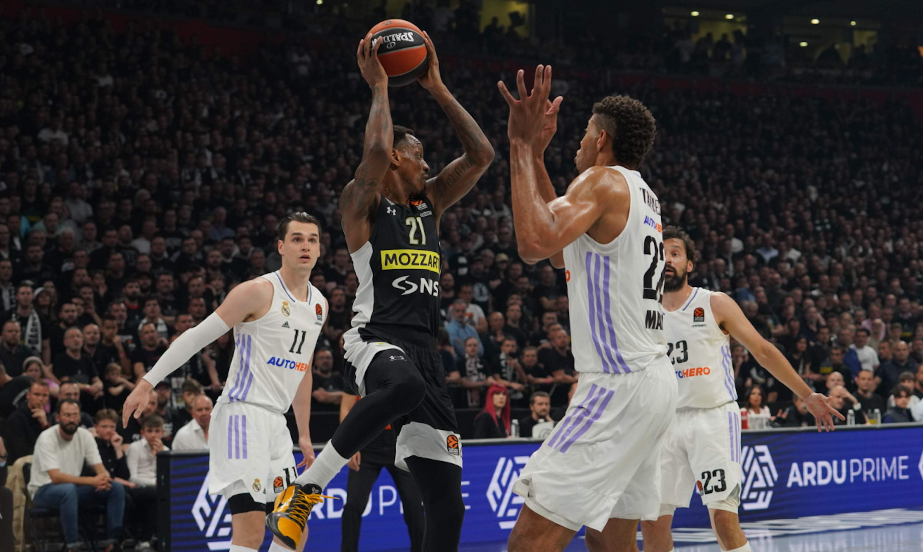 Beograd, 2. maja 2023.- Koarka Partizana Dejms Nanli u napadu na utakmici èetvrtfinala plej-ofa Evrolige izmeðu Partizana i Reala. FOTO TANJUG/ MILO MILIVOJEVIÆ/ nr