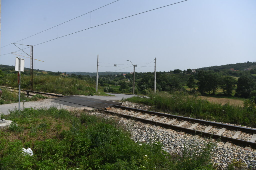 Beograd 25.07.2023. Vrčin, voz udario u auto, dvoje tinejdžera poginulo, nastradlo. Pružni prelaz kokd Vrčina, hronika Foto: Vesna Lalić/Nova.rs