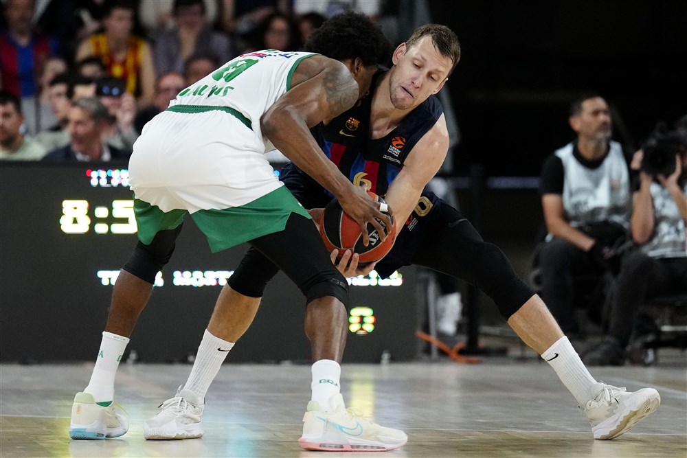 epa10593250 Barca player Jan Vesely in action Kevarrius Hayes (L) of Zalgiris, during the first match of the EuroLeague quarterfinals between Barcelona and Zalgiris, in Barcelona, Spain, 26 April 2023.  EPA-EFE/Enric Fontcuberta