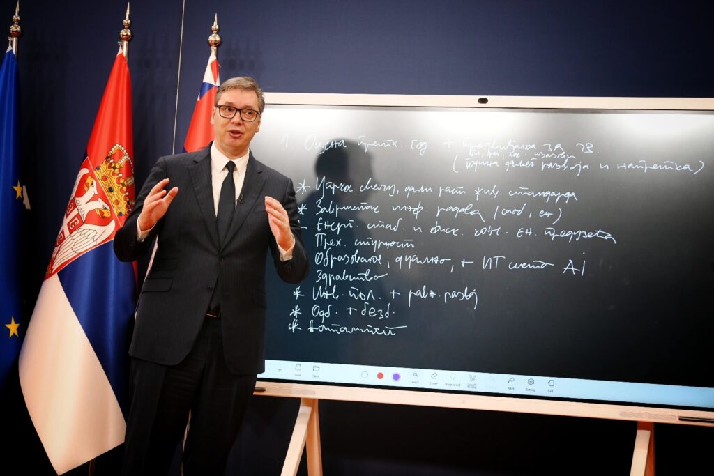 Beograd 04.01.2023. Aleksandar Vučić. Tabla. Obraćanje predsednika Srbije Aleksandra Vučića objasnjava grimasa ameriken Foto: Vesna Lalić/Nova.rs