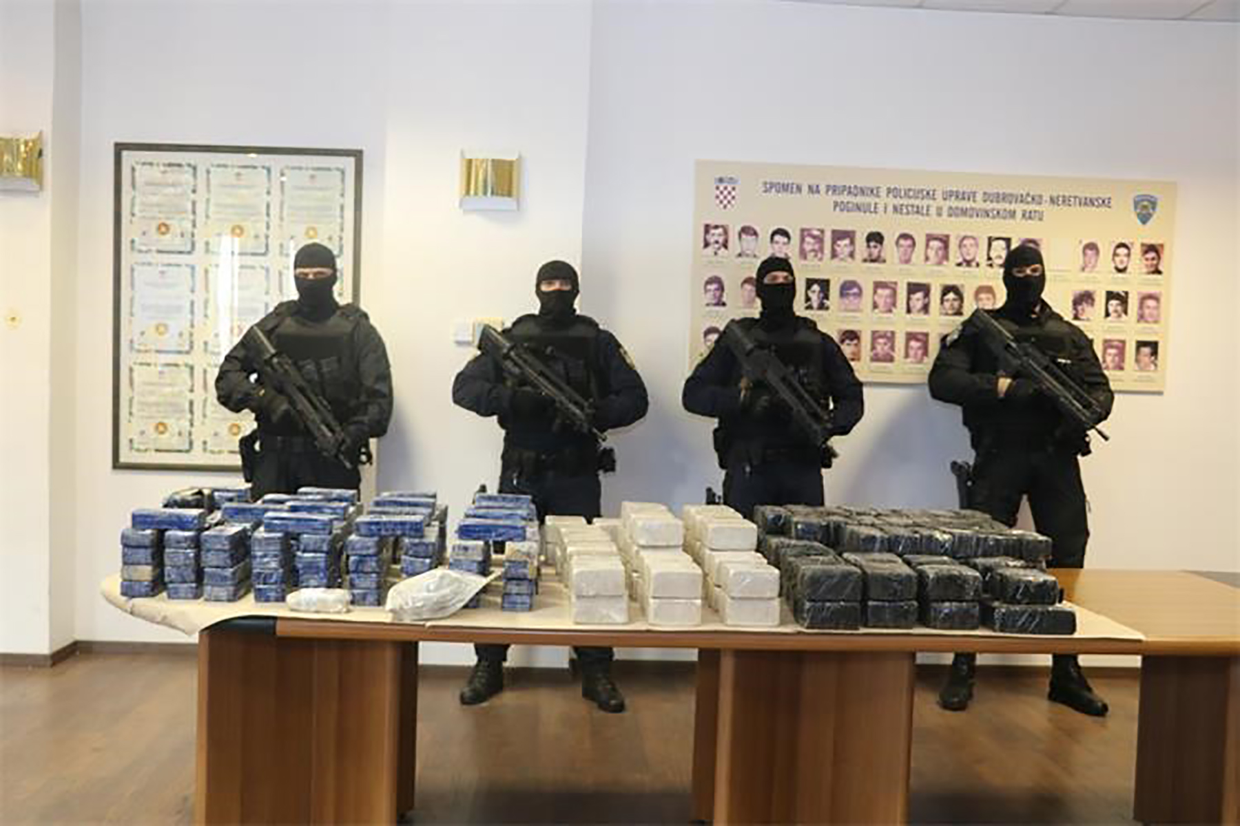 Droga zaplena Hrvatska Dubrovnik Ploce. U Luci Ploče zaplijenjeno je 220 kilograma heroina i 62 kilograma kokaina ukupne vriednosti 17 miliona evra, sto je do sad najveca zaplena droge u Hrvatskoj