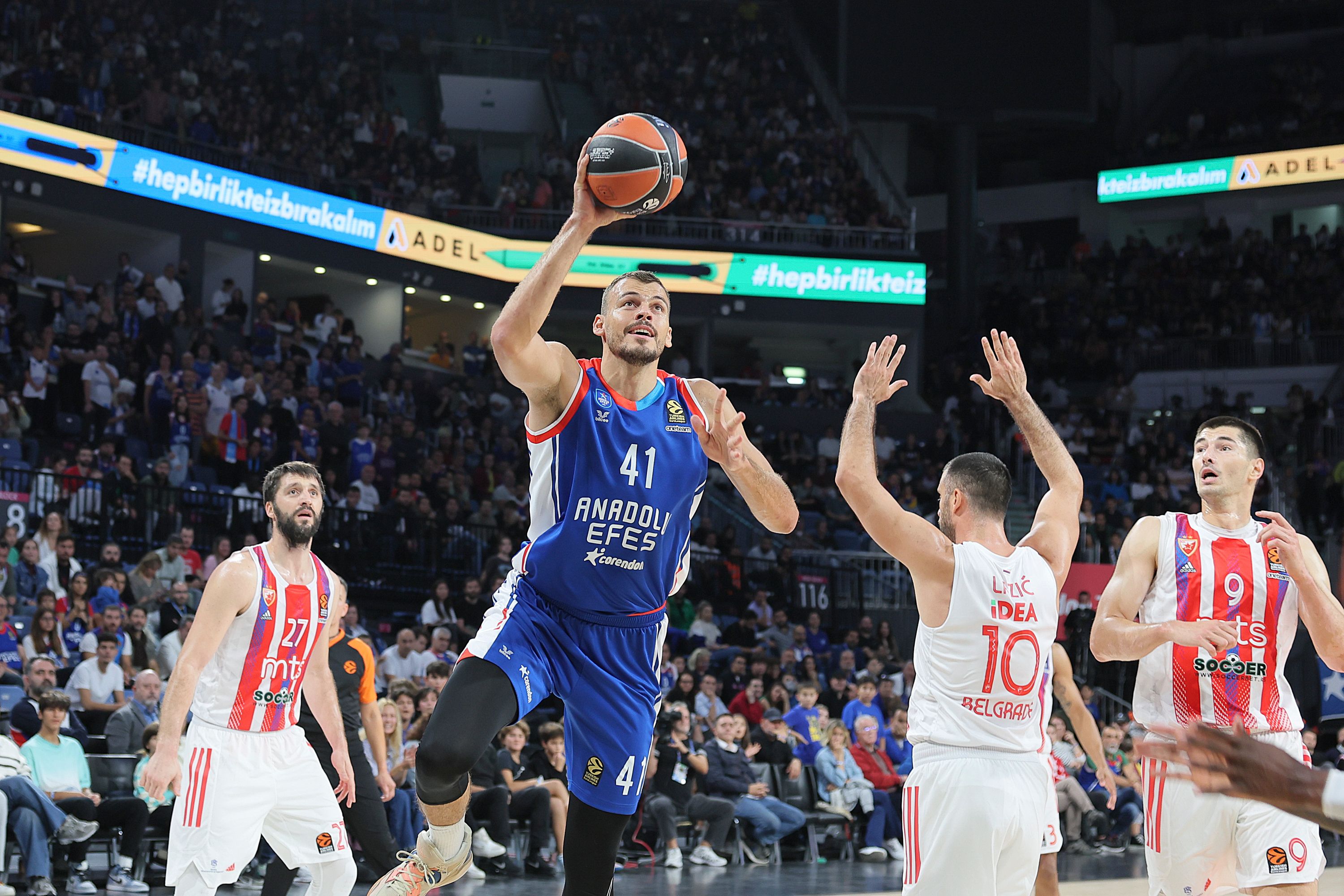 Efes v Crvena Zvezda during the Euroleague match at Sinan Erdem Sports Hall on October 07, 2022 in Istanbul, Serbia. (Photo by Srdjan Stevanovic/Starsport.rs ©)