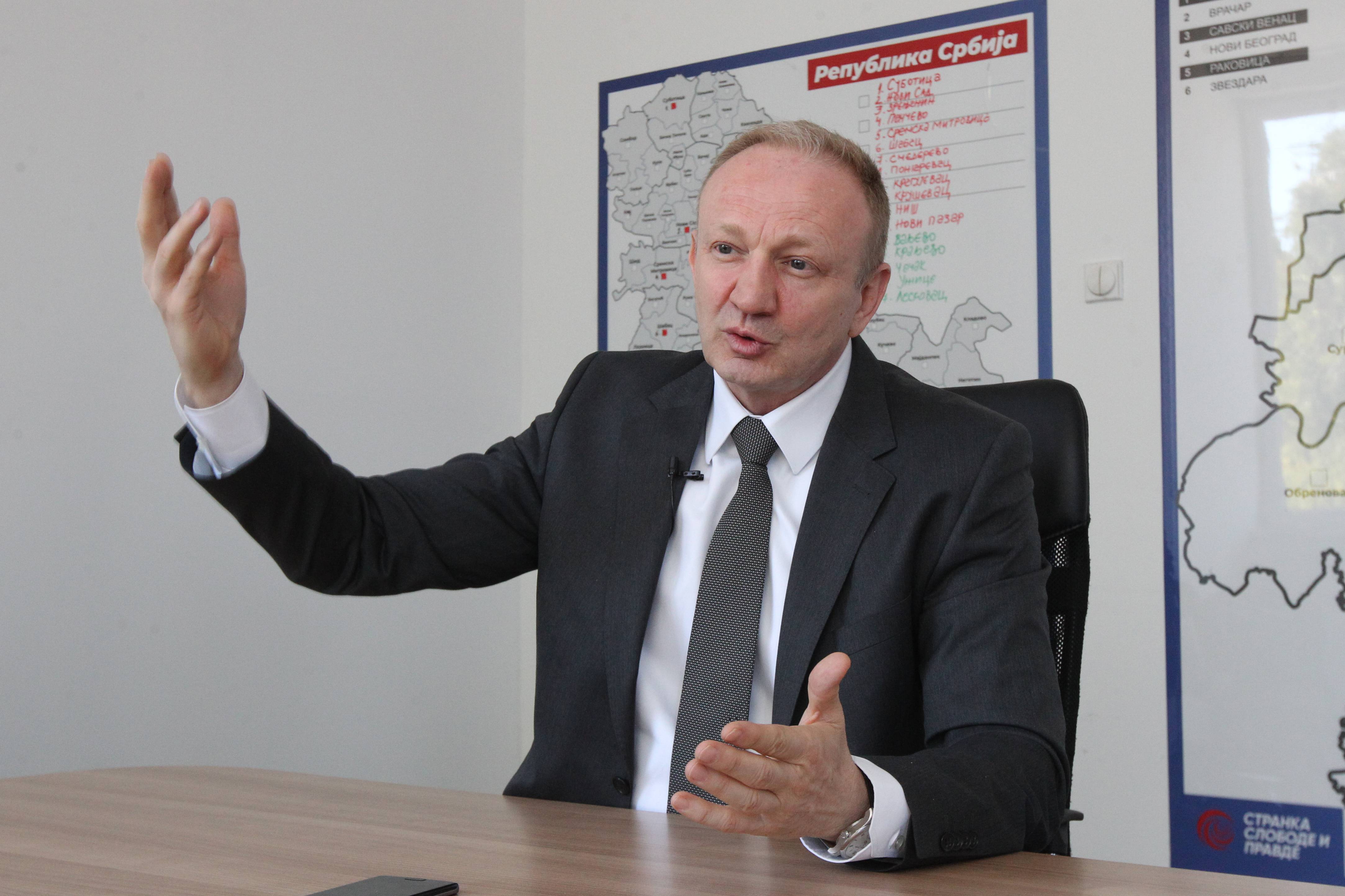 Beograd, 28.06.2023. - Predsednik Stranke slobode i pravde (SSP) Dragan Djilas obraca se novinaru novinske agencije Beta tokom intervjua u prostorijama SSP u Beogradu. Uz intervju Bete. (BETAPHOTO/MILAN OBRADOVIC)