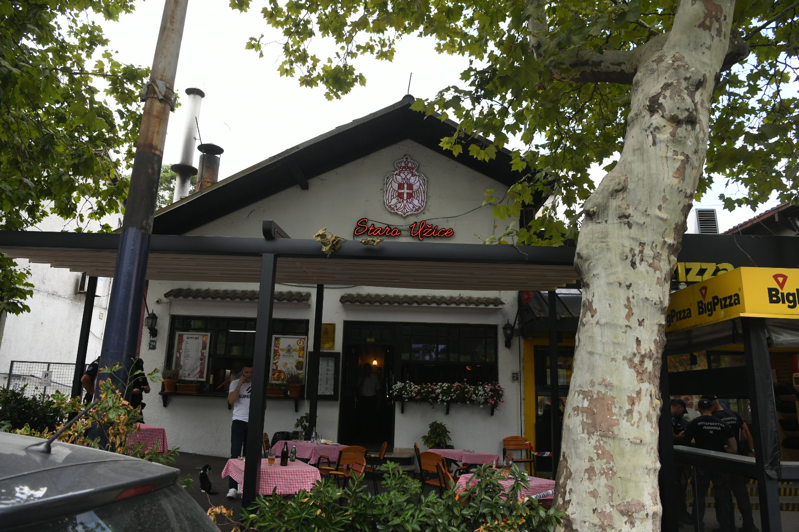 Beograd 30. jul 2023. Autokomanda pucnjava ranjavanje mesto na kome je upucan mladić Bojan T. (26) na Autokomandi. policija uvidjaj restoran Staro Uzice Foto:Vesna Lalić/Nova.rs