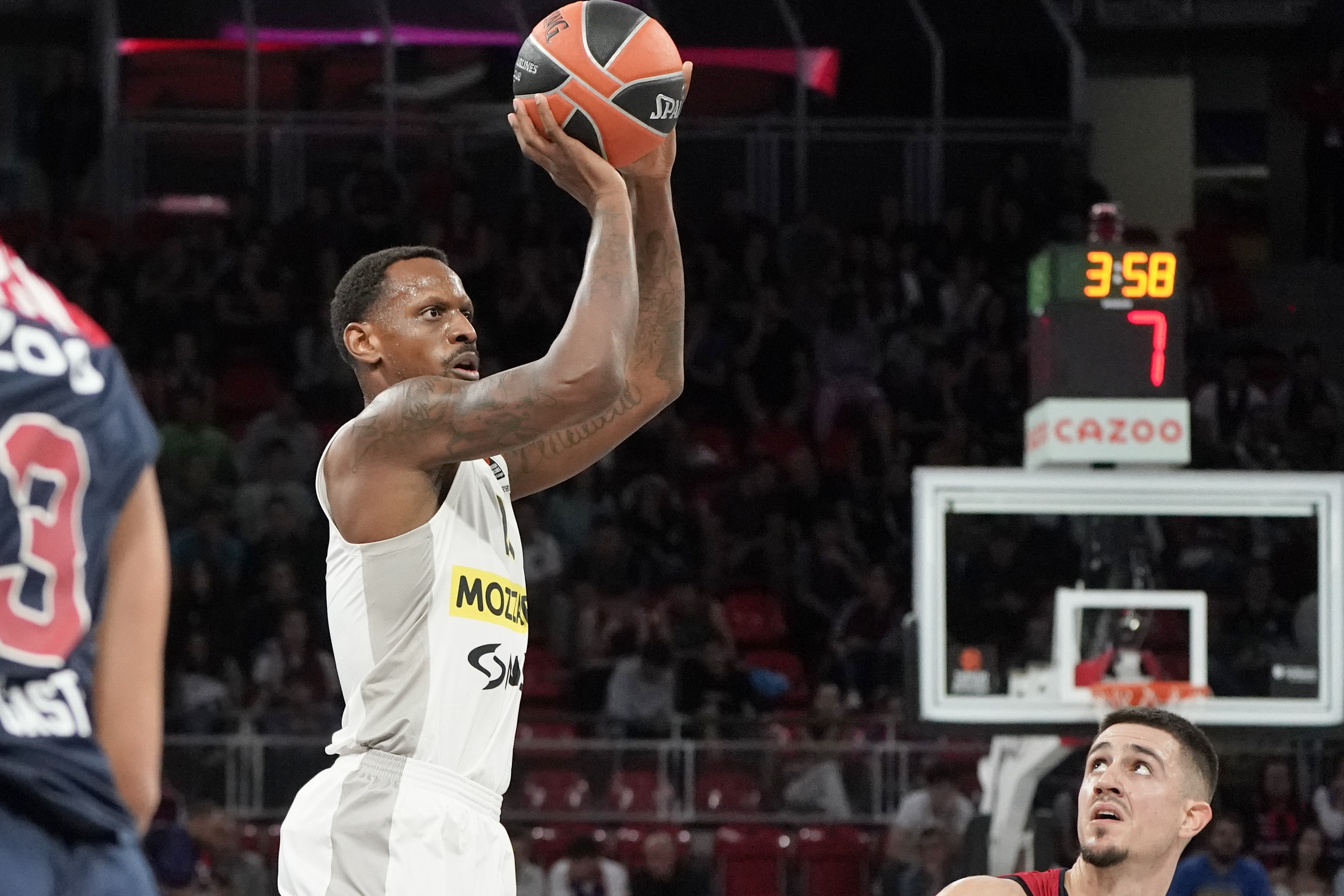epa10244230 Partizan's James Nunnally (L) in action against Baskonia's Vanja Marinkovic (R) during a Euroleague basketball match between Cazoo Baskonia and Partizan Belgrade, in Vitoria, Basque Country, northern Spain, 14 October 2022.  EPA-EFE/L. Rico