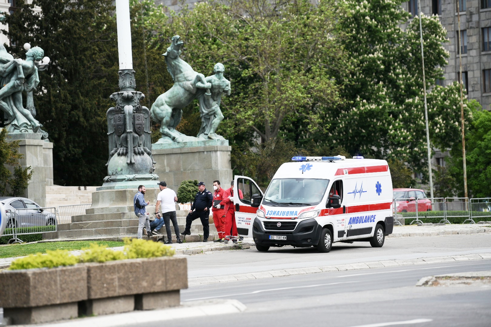 Beograd 10. maj 2021. Hitna pomoc Dom Narodne skupstine Republike Srbije Foto:Vesna Lalić/Nova.rs