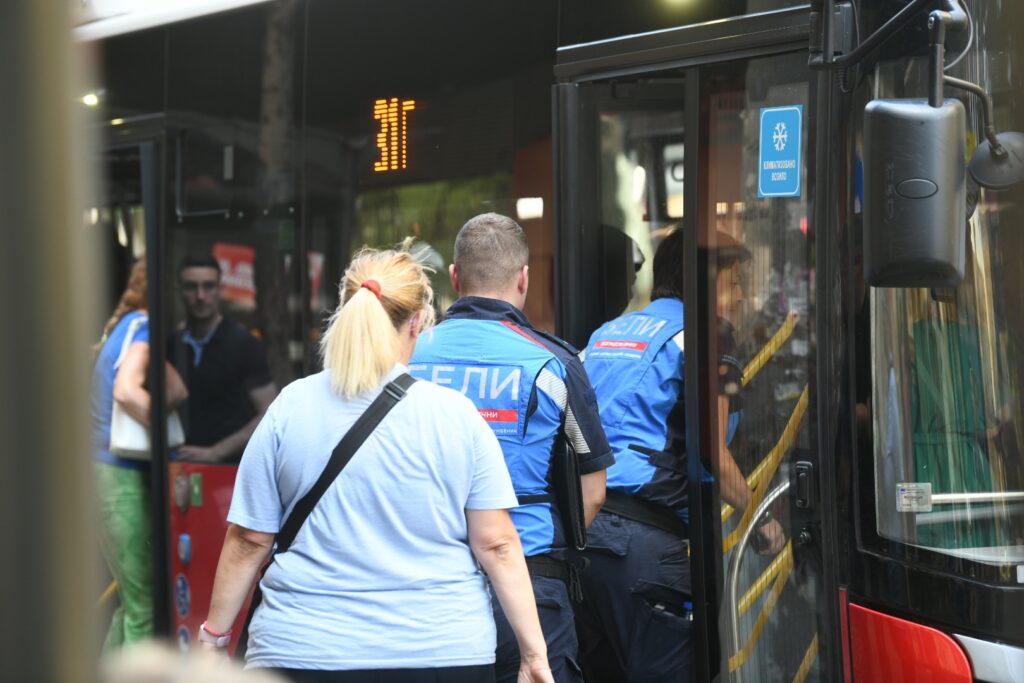 Beograd 3.7.2023 lepo vreme vremenska prognoza komunalna policija beli gradski autobus prevoz kontrola karata Beogradski lični Foto: Vesna Lalić/Nova.rs