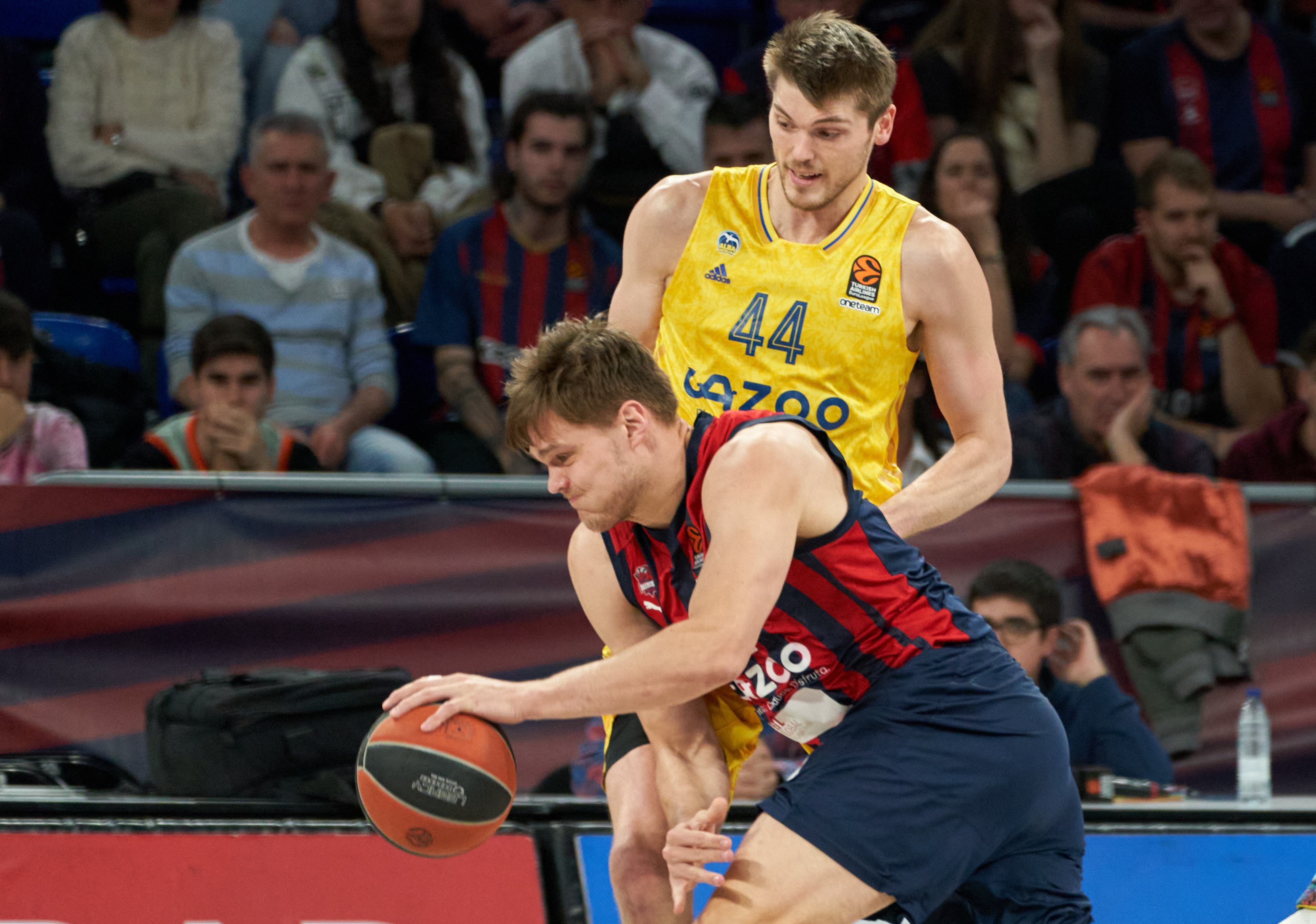 epa10547742 Baskonia's Maik Kotsar (front) in action against Alba Berlin's Ben Lammers during the Euroleague basketball game between Cazoo Baskonia and Alba Berlin at Fernando Buesa Arena in Vitoria, Basque Country, Spain, 28 March 2023.  EPA-EFE/L. Rico