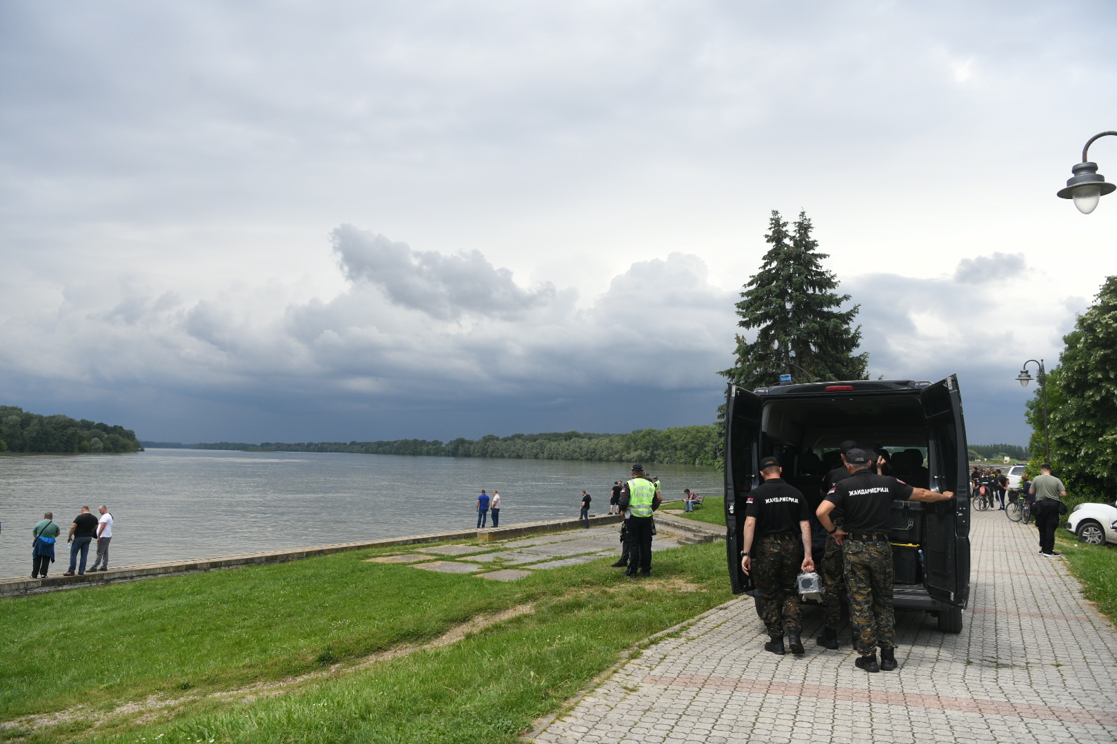 Apatin, 30.05.2023. Potraga za nestalom decom, nestala deca u reci, policija, ronioci