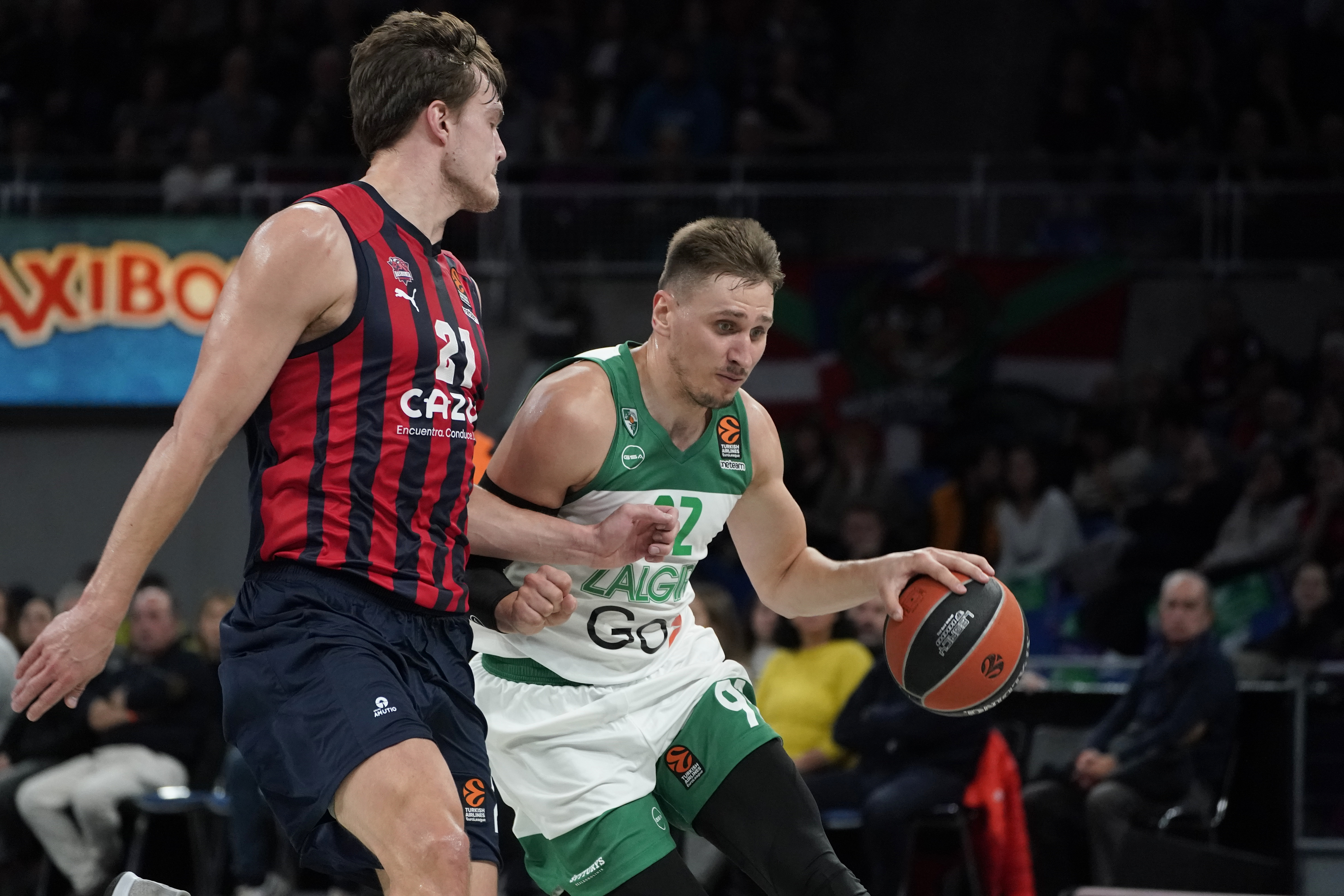 epa10323738 Zalgiris' Elgaras Udonovas (R) in action against Baskonia's Maik Kotsar (L) during the Euroleage basketball match between Cazoo Baskonia and Zalgiris Kaunas held in Vitoria, northern Spain, 23 November 2022.  EPA-EFE/L. RICO