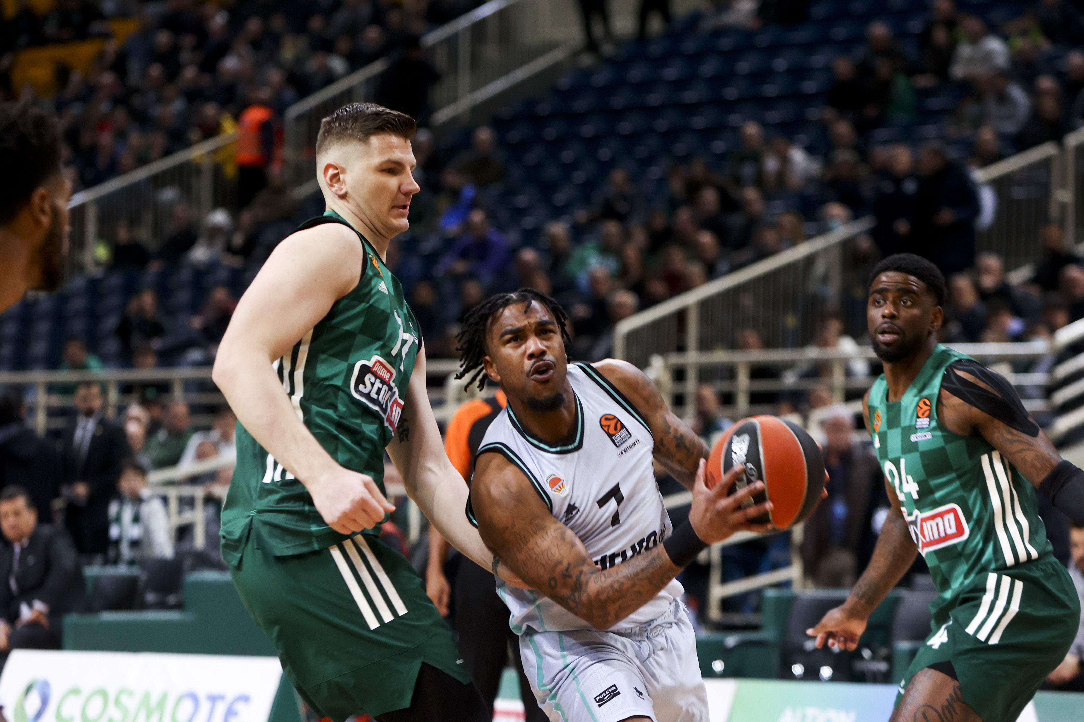 epa10459782 Panathinaikos Arturas Gudaitis (L) in action against Valencias Chris Jones (R) during the Euroleague basketball match between Panathinaikos Athens and Valencia basket in Athens, Greece, 10 February 2023.  EPA-EFE/Georgia Panagopoulou