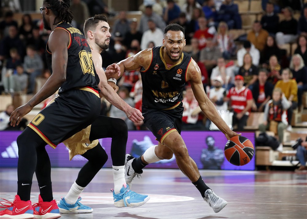 epa10366100 Elie Okobo (R) of AS Monaco and Tomas Satoransky (L) of FC Barcelona in action during the Euroleague Basketball match between AS Monaco and FC Barcelona at the Louis II stadium, in Monaco, 14 December 2022.  EPA-EFE/SEBASTIEN NOGIER
