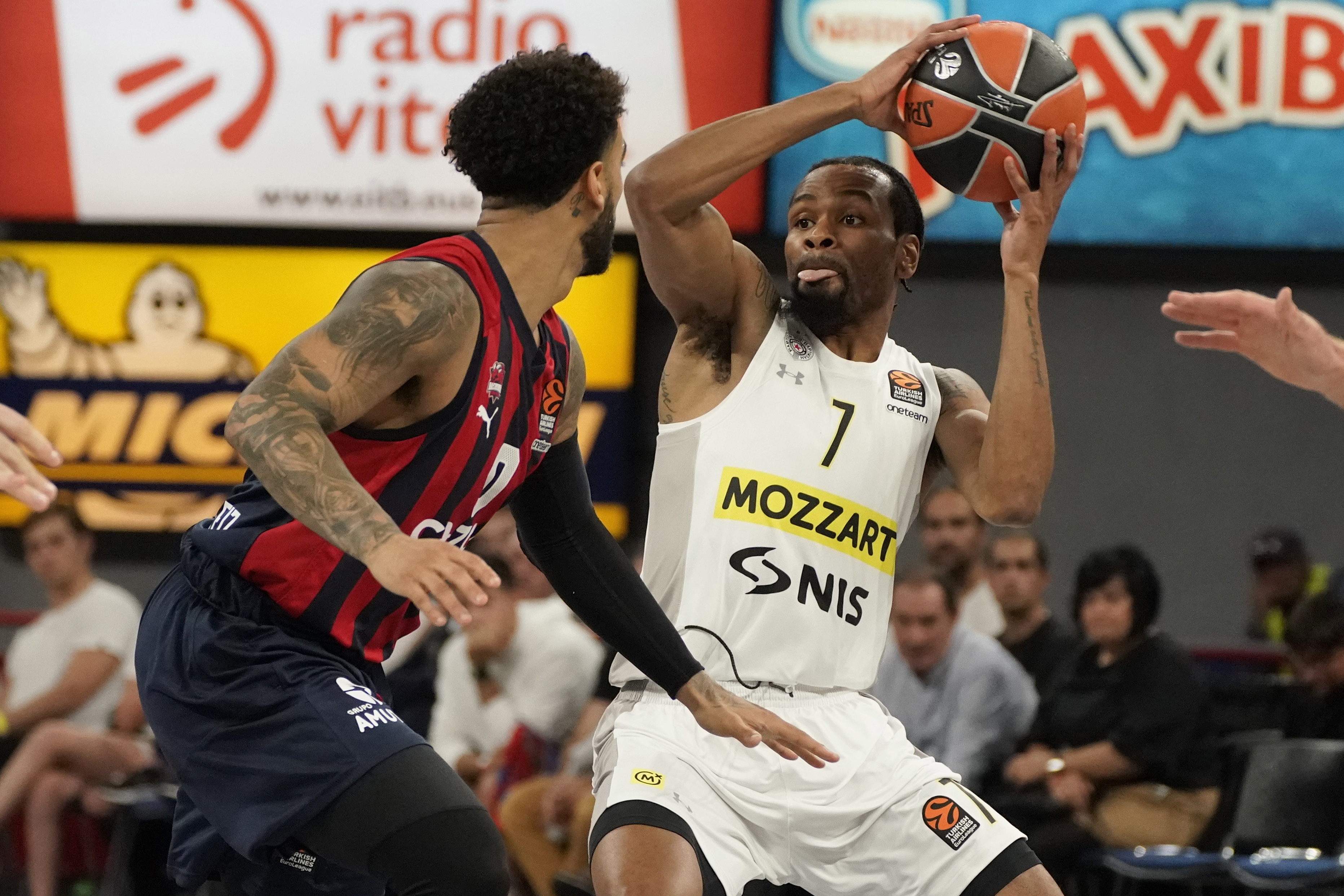epa10244202 Partizan's Kevin Punter (R) in action against Baskonia's Markus Howard (L) during a Euroleague basketball match between Cazoo Baskonia and Partizan Belgrade, in Vitoria, Basque Country, northern Spain, 14 October 2022.  EPA-EFE/L. Rico