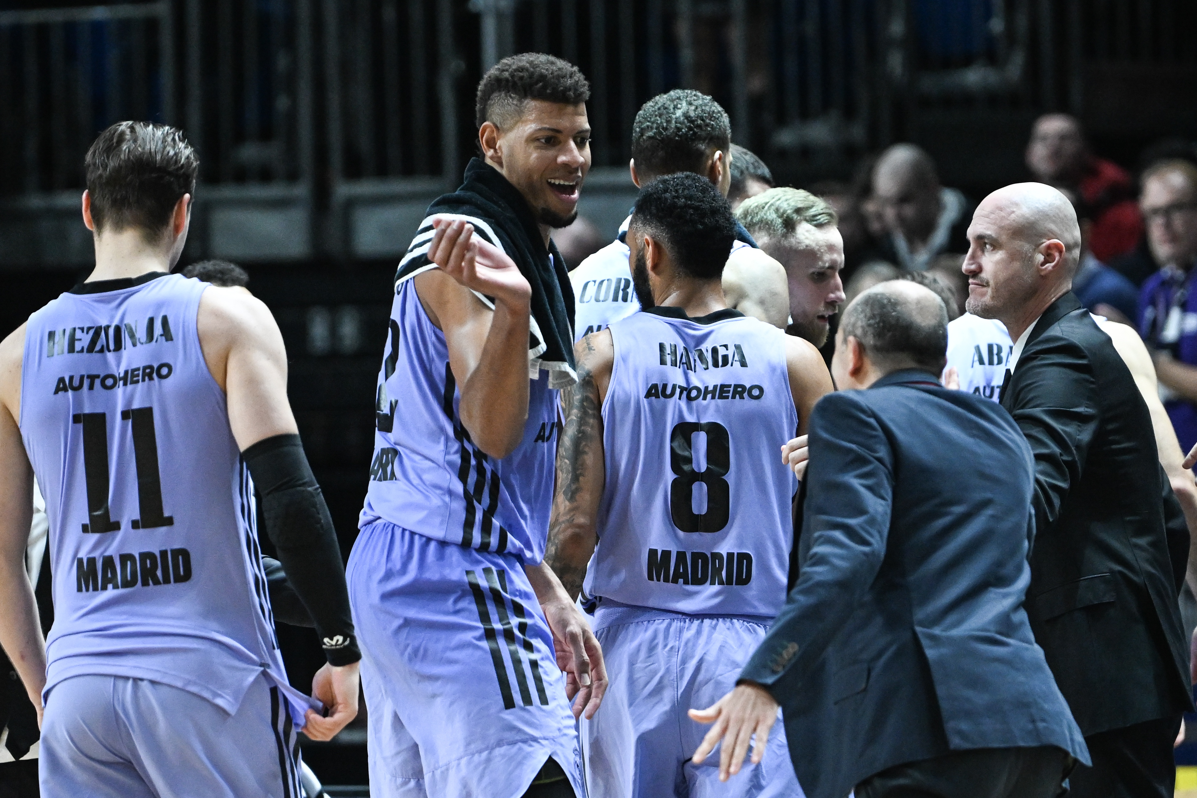 epa10402262 Real Madrid players celebrate after the Euroleague Basketball match between Alba Berlin and Real Madrid, in Berlin, Germany, 12 January 2023.  EPA-EFE/FILIP SINGER