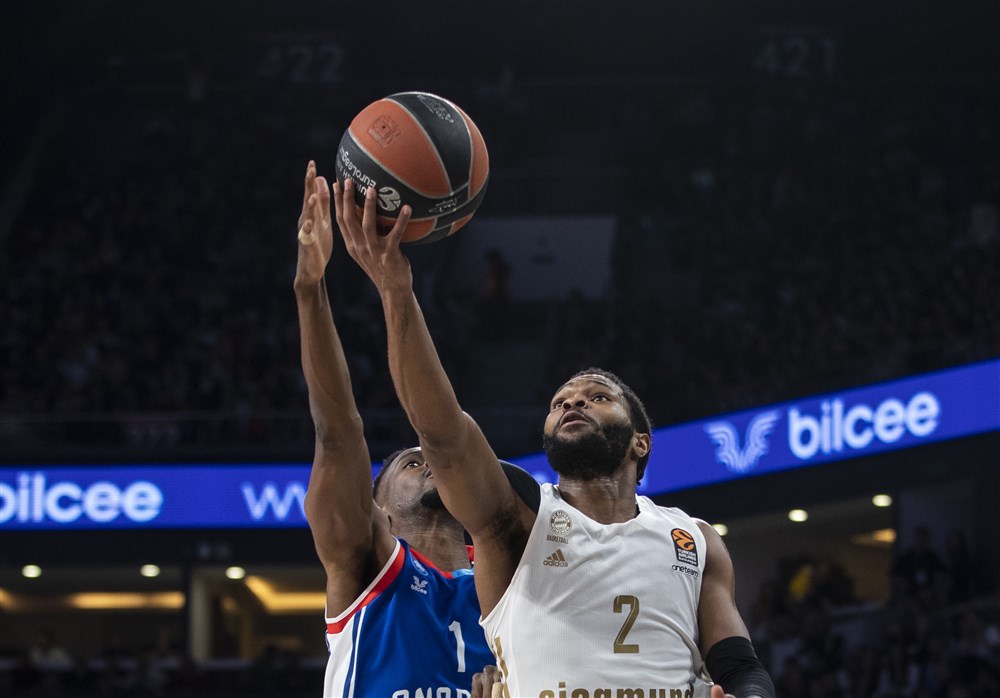 epa10418736 FC Bayern Munich's Corey Walden (R) in action against Anadolu Efes' Rodrigue Beaubois during the Euroleague basketaball match between Anadolu Efes and FC Bayern Munich in Istanbul, Turkey 20 January 2023.  EPA-EFE/TOLGA BOZOGLU