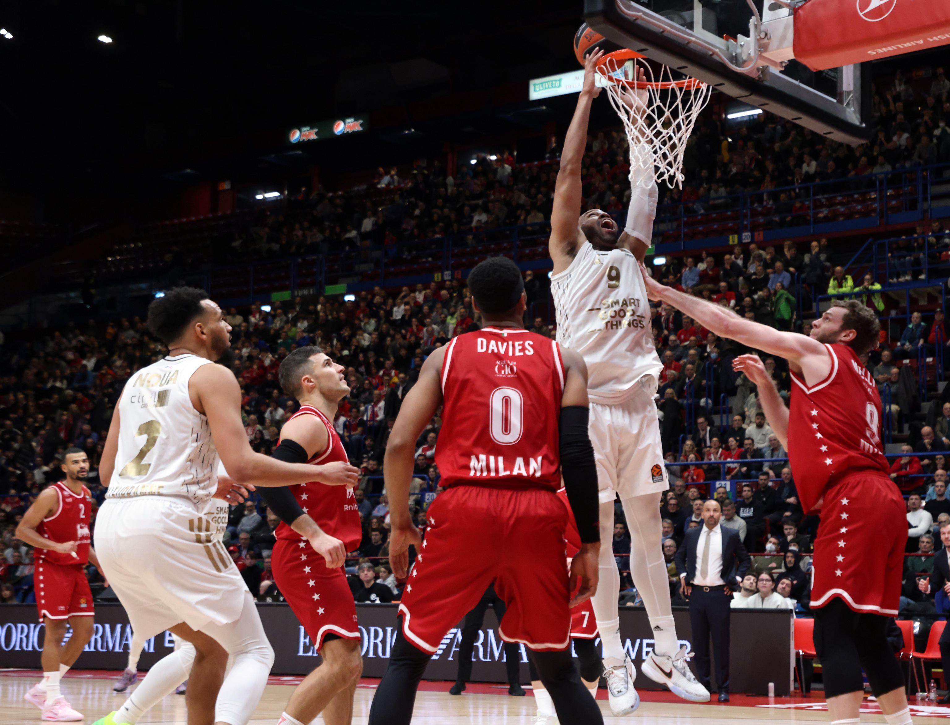 epa10419030 LDLC Asvel Villeurbanne's Alex Tyus (C) in action during the Euroleague basketball match between EA7 Emporio Armani Milan and LDLC Asvel Villeurbanne, in Milan, Italy, 20 January 2023.  EPA-EFE/MATTEO BAZZI
