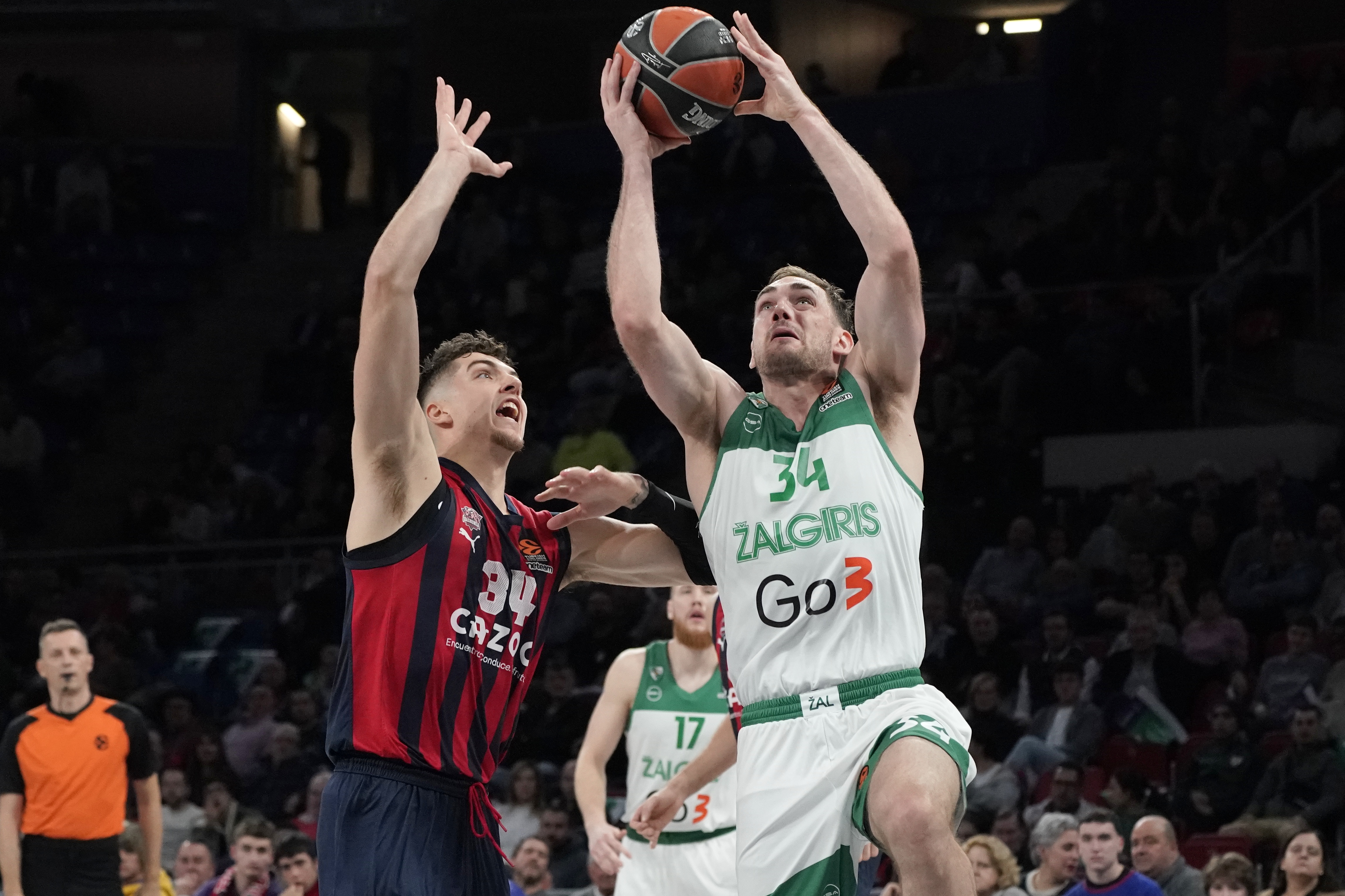 epa10323729 Zalgiris' Tyler Cavanaugh (R) in action against Baskonia's Daulton Hommes (L) during the Euroleage basketball match between Cazoo Baskonia and Zalgiris Kaunas held in Vitoria, northern Spain, 23 November 2022.  EPA-EFE/L. RICO