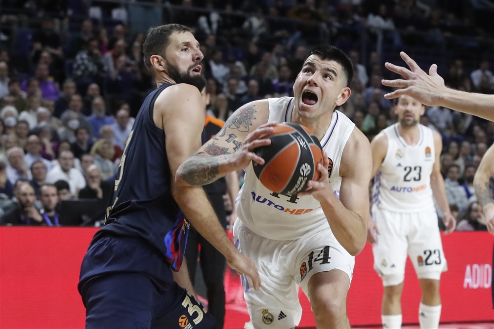 epa10431765 Real Madrid's Gabriel Deck (R) in action against Barcelona's Nikola Mirotic (L) during the Euroleague basketball match between Real Madrid and FC Barcelona, in Madrid, central Spain, 26 January 2023.  EPA-EFE/Juan Carlos Hidalgo