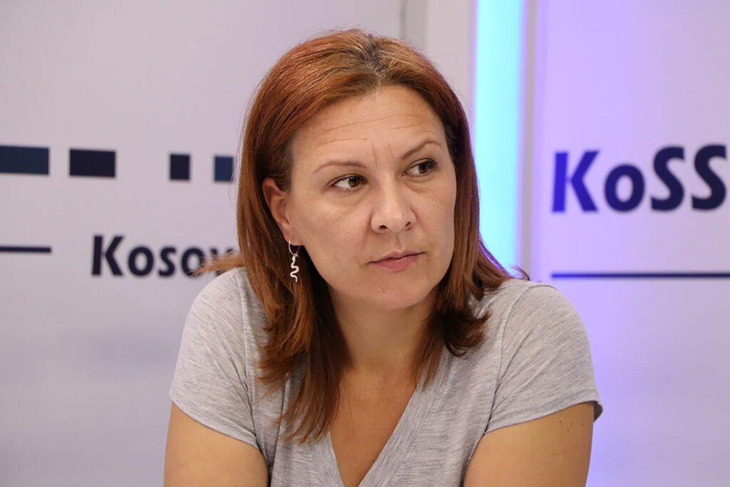 Bojana Miletić, sa nekadašnje pozicije knjigovođe u JKP Standard, postavljena je za čistačicu javnih površina u Kosovskoj Mitrovici.