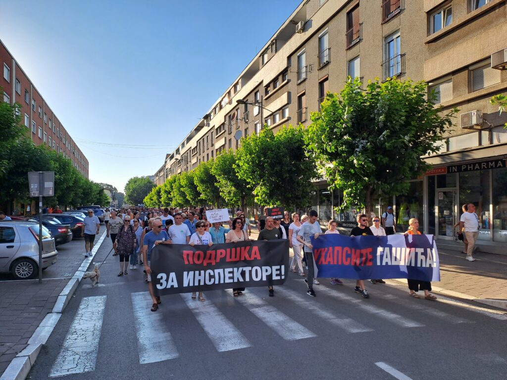 Blokada mostova 
Kraljevčani protestuju 10. put za redom. Protestna šetnja Kraljevo protiv nasilja ili Sve mora da stane kako su nazvali ovaj protest, počela oko 18 sati na Trgu srpskih ratnika