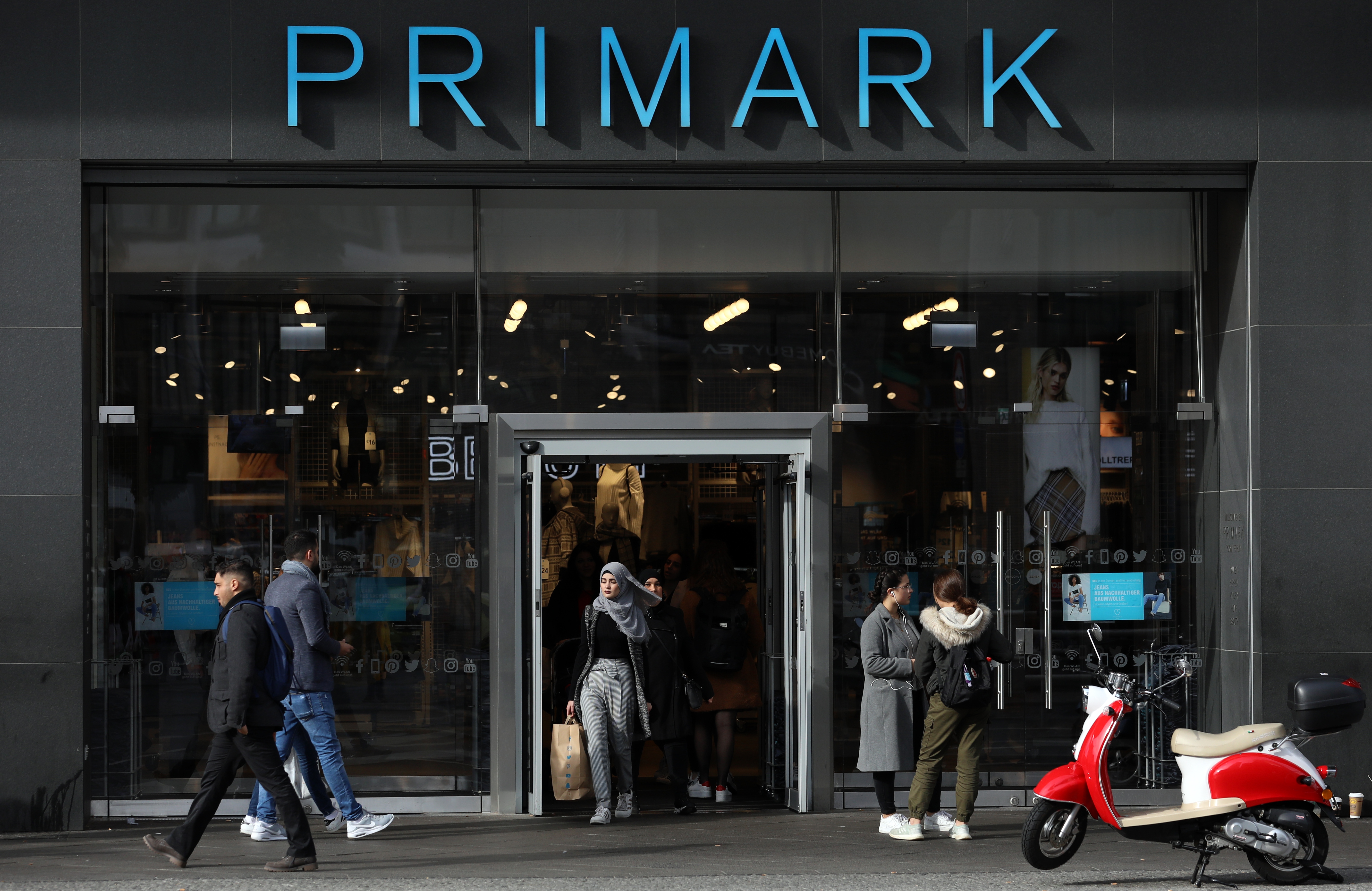 epa07939278 People walk pasta a Primark clothing company store in Berlin, Germany, 21 October 2019.  EPA-EFE/FELIPE TRUEBA