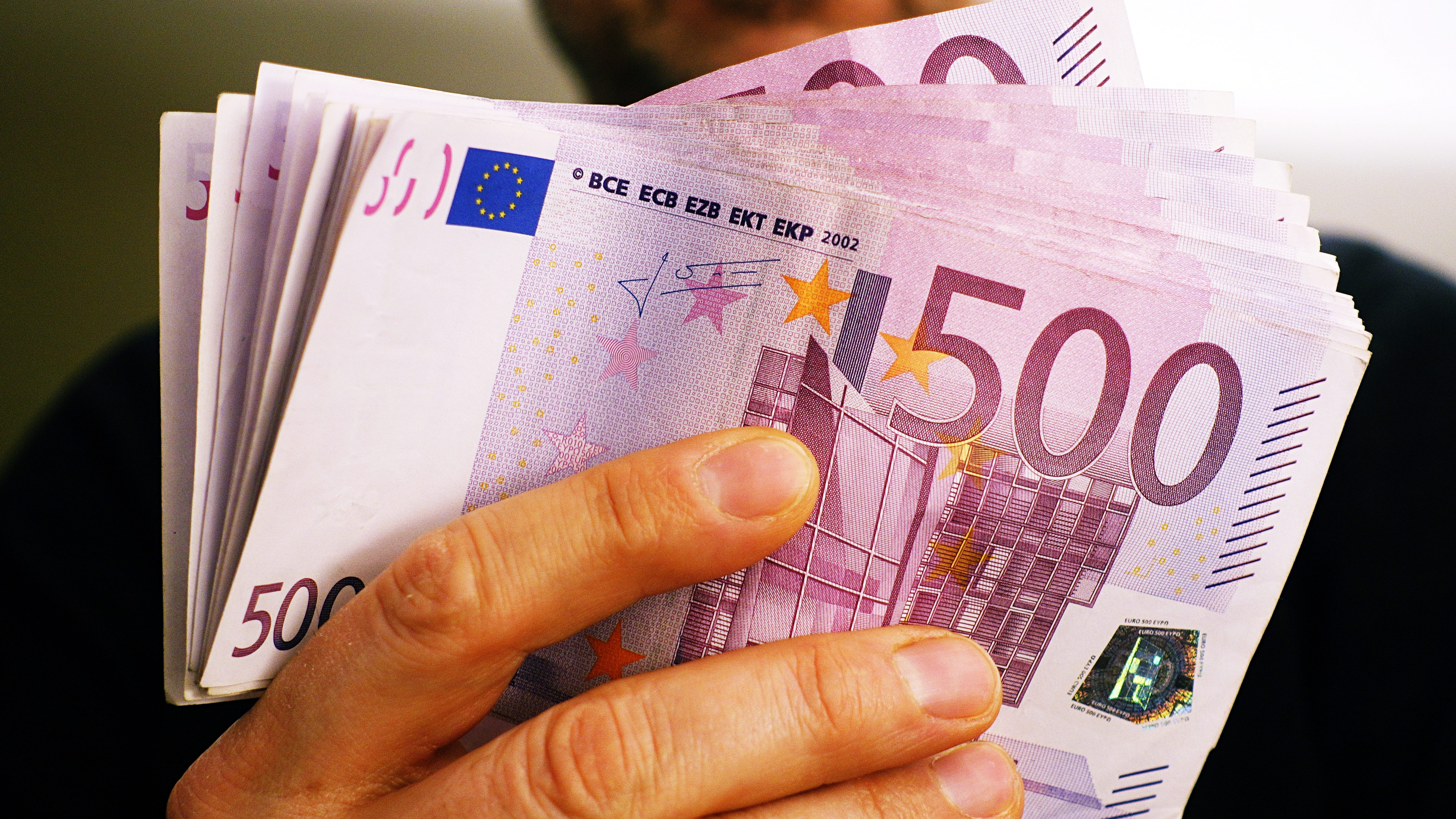 A,Rich,Man,Shows,10,000,Euros,In,Many,500,Euro