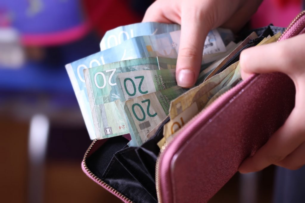 Novac, pare, dinari, novčanik Foto: Shutterstock