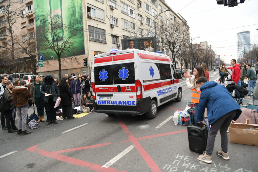 Beograd, 29.12.2023. Kneza Miloša,  Protest studenti. protest zbog izborne krađe, blokada ulice, 24 časovna blokada, hitna pomoć, propuštanje vozila Foto: Amir Hamzagić/Nova.rs