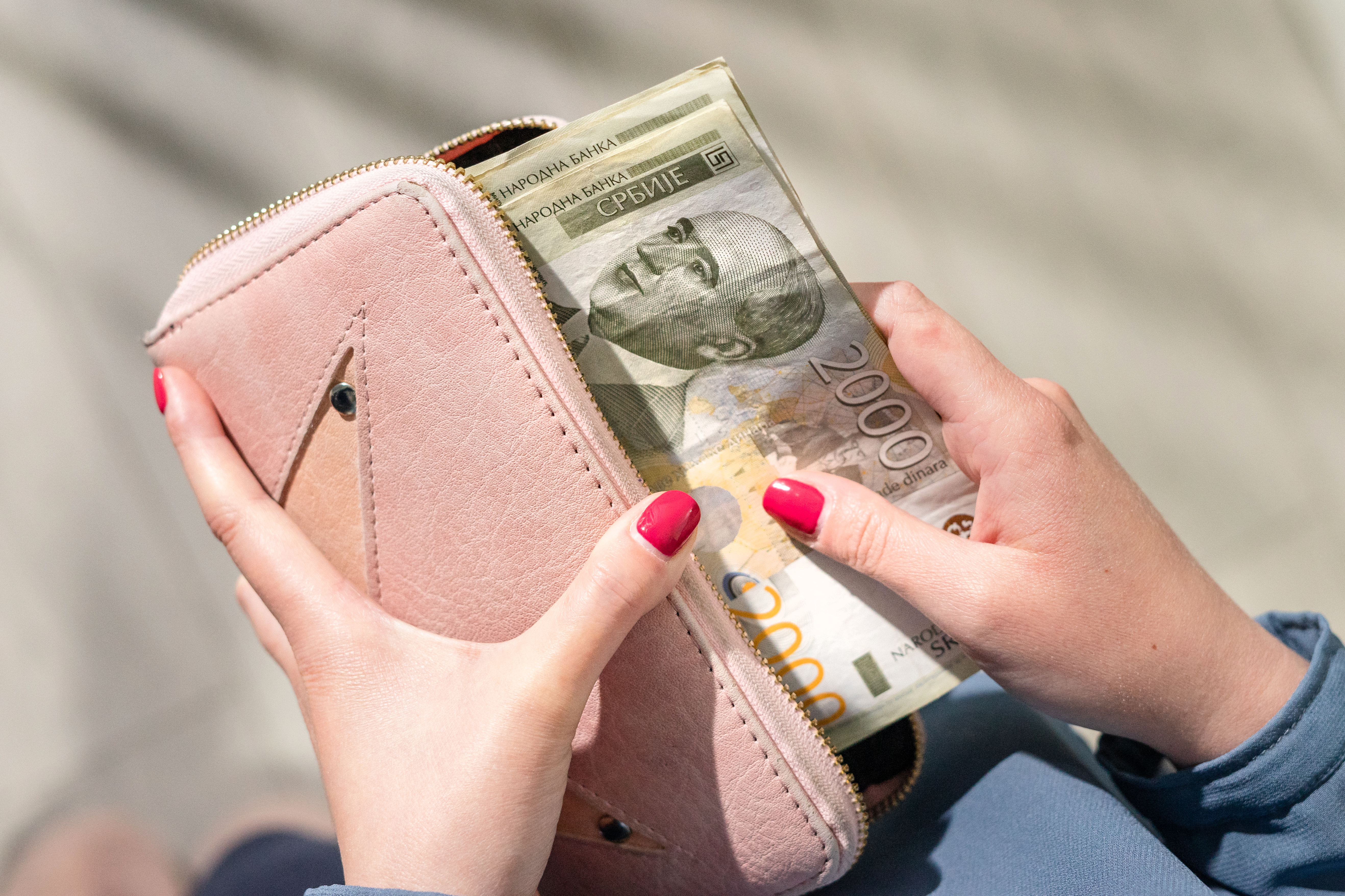 Close,Up,On,Serbian,Dinar,Rsd,Money,Banknotes,In,Hand