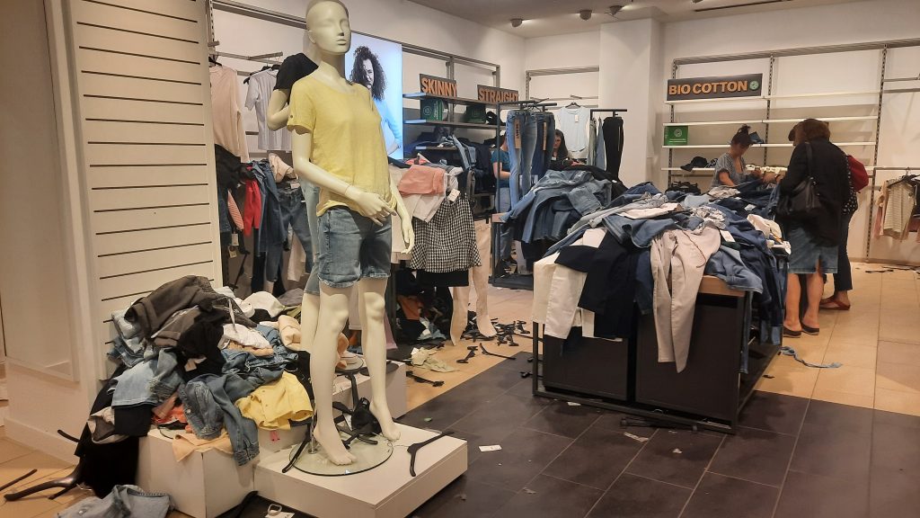 Beograd, 10.07.2022. Delta city, Jedina još uvek otvorena prodavnica C&A, haos, nered, zatvaranje prodavnice Foto: Tamara Marković/Nova.rs