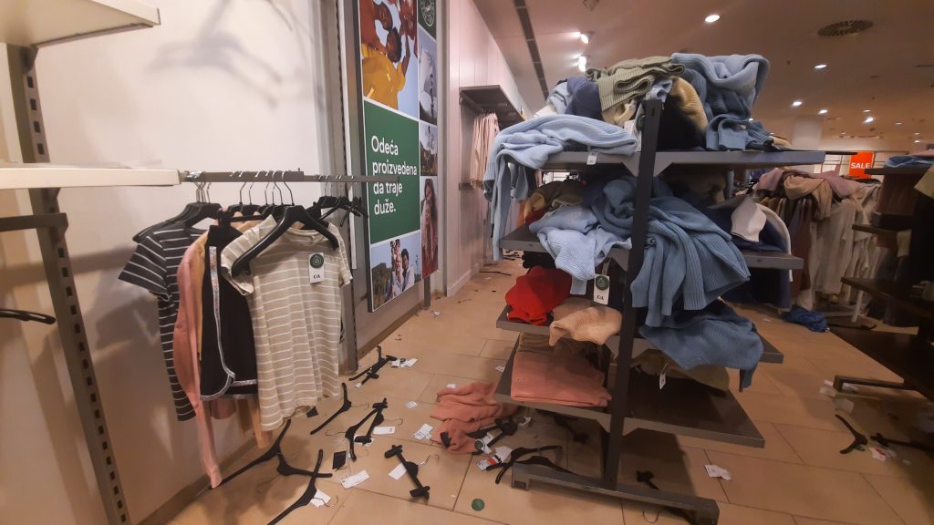 Beograd, 10.07.2022. Delta city, Jedina još uvek otvorena prodavnica C&A, haos, nered, zatvaranje prodavnice Foto: Tamara Marković/Nova.rs