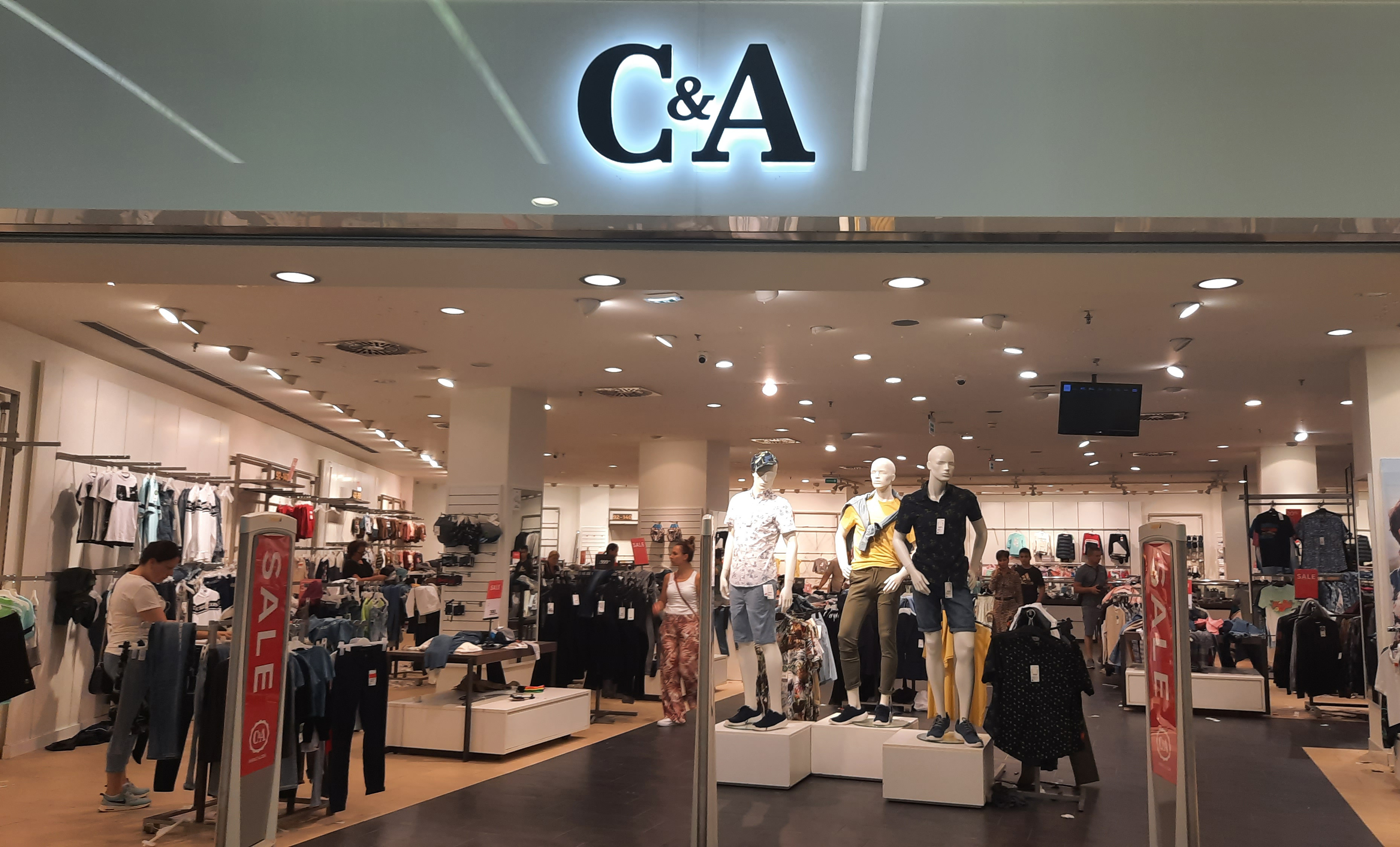 Beograd, 10.07.2022. Delta city, Jedina još uvek otvorena prodavnica C&A, haos, nered, zatvaranje prodavnice Foto: Tamara Marković/Nova.rs