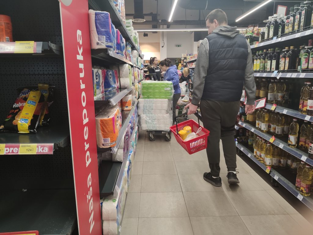 Tolet papir, toalet papir, tema
Beograd 14.03.2020. Koronavirus, prodavnica, raf, rafovi, prazni rafovi, korpa, kupovina Foto: Goran Srdanov/Nova.rs