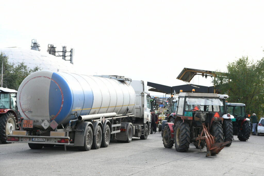 blokada novi sad, 13.11.2023 poljoprivrednici blokirali rafineriju u novom sadu , protest poljoprivrednika, traktori ,