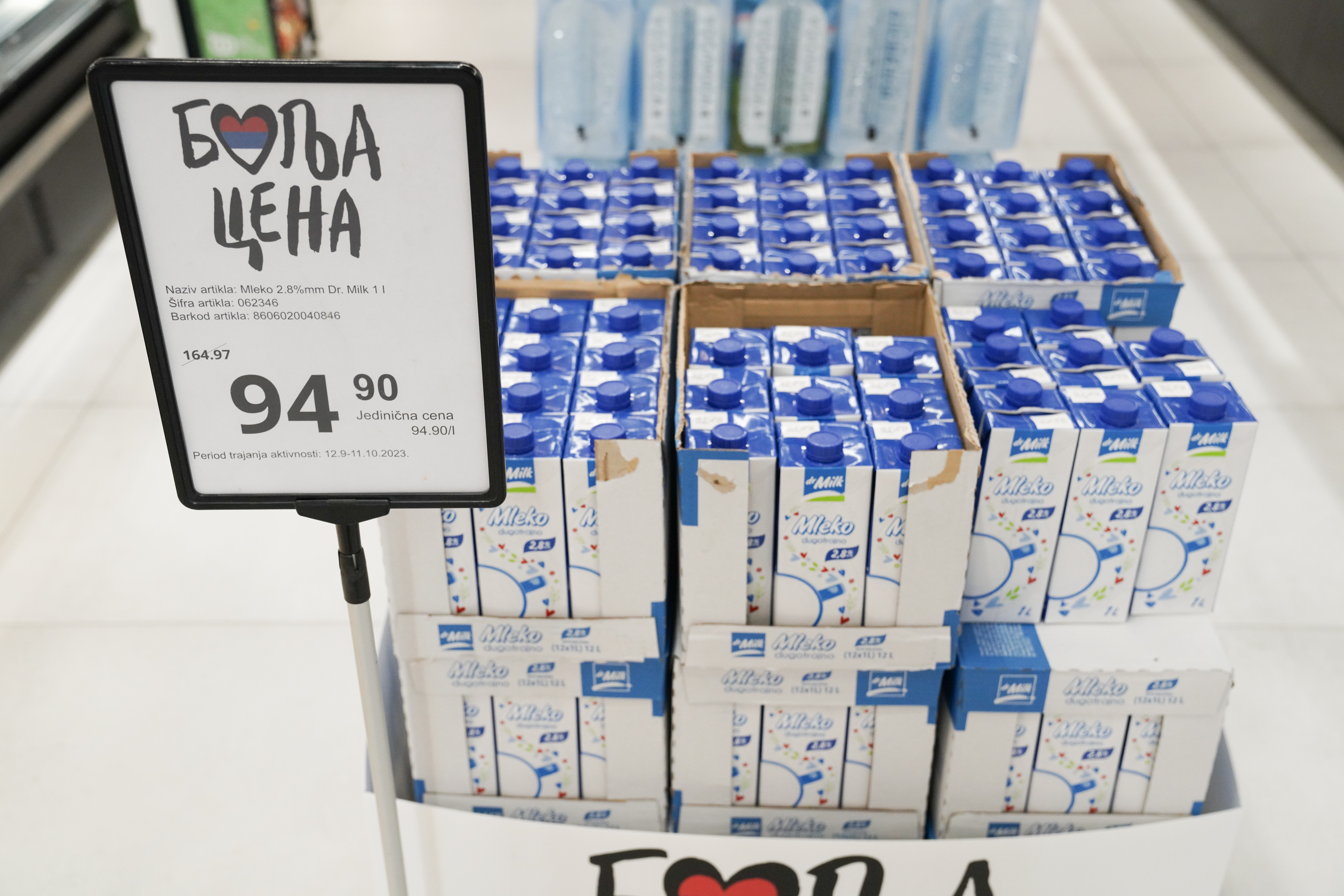 Beograd, 20. septembra 2023 - Ministar finansija Sinia Mali obiao je jutros jedan market i kupovinom proizvoda sa oznakom "Bolja cena", kako je istakao, utedeo vie od 1.000 dinara. FOTO TANJUG/ STRAHINJA AÆIMOVIÆ/bs