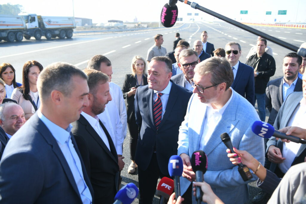 Beograd, 12. oktobra 2023. Aleksandar Vučić stigao je danas u Rumu na svečano otvaranje novog autoputa u punom profilu od Rume do Šapca, u dužini od 24,6 kilometara. Ruma-Šabac autoput otvaranje Foto: Amir Hamzagić/Nova.rs