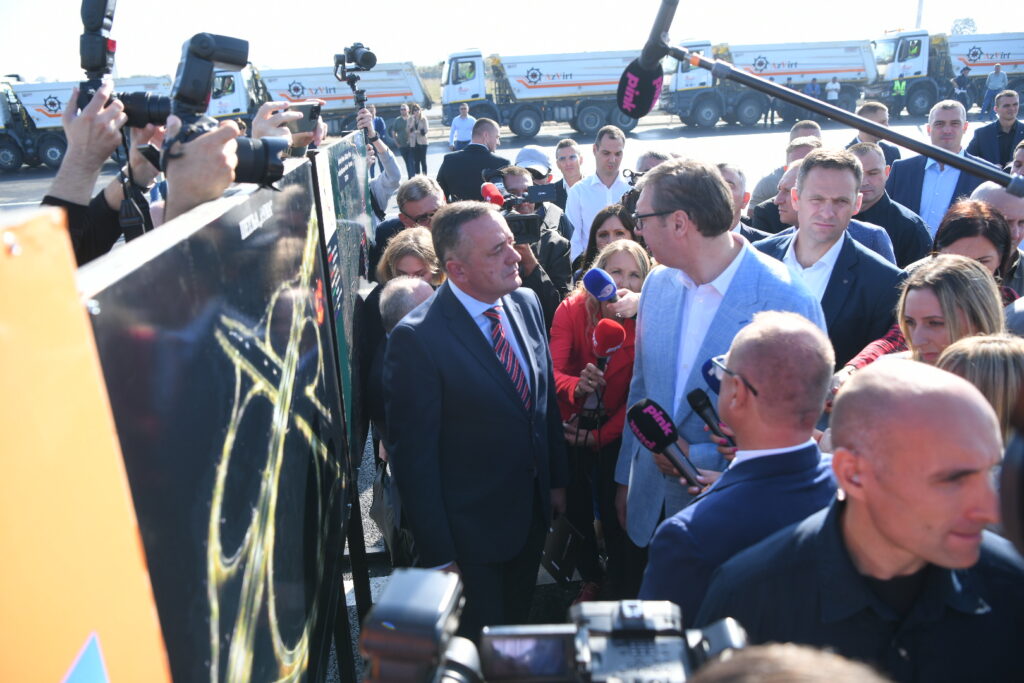 Beograd, 12. oktobra 2023. Aleksandar Vučić stigao je danas u Rumu na svečano otvaranje novog autoputa u punom profilu od Rume do Šapca, u dužini od 24,6 kilometara. Ruma-Šabac autoput otvaranje Foto: Amir Hamzagić/Nova.rs