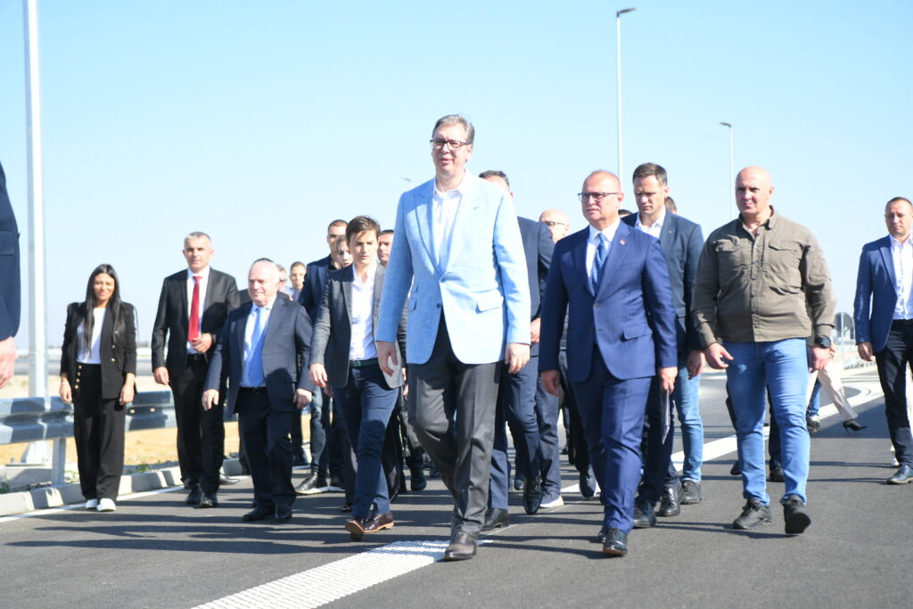 Beograd, 12. oktobra 2023. Aleksandar Vučić stigao je danas u Rumu na svečano otvaranje novog autoputa u punom profilu od Rume do Šapca, u dužini od 24,6 kilometara. Ruma-Šabac autoput otvaranje Foto: Amir Hamzagić/Nova.rs