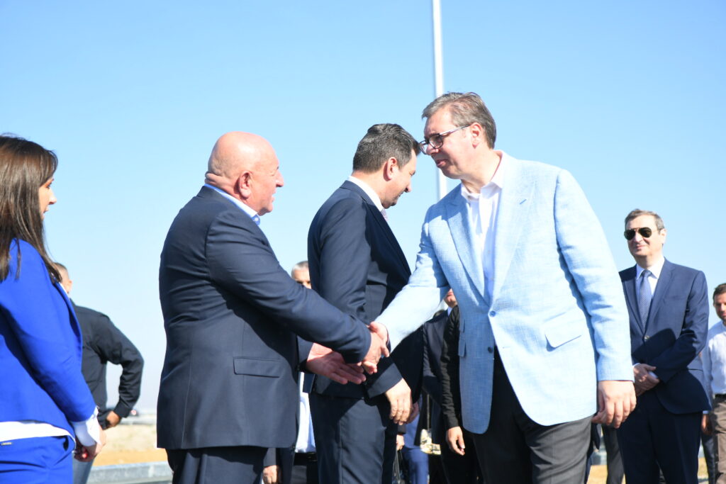 Beograd, 12. oktobra 2023. Aleksandar Vučić stigao je danas u Rumu na svečano otvaranje novog autoputa u punom profilu od Rume do Šapca, u dužini od 24,6 kilometara. Ruma-Šabac autoput otvaranje Foto: Amir Hamzagić/Nova.rs