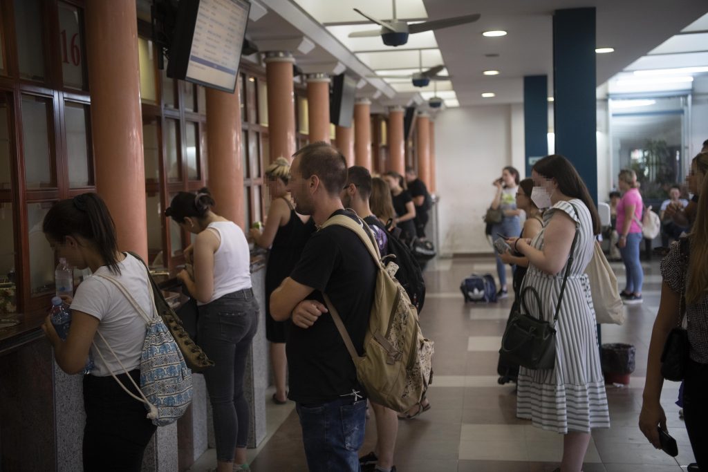 Beograd 29. jul 2022. Beogradska autobuska stanica BAS, putnici, putovanje, peroni, odlazni peron  Foto:Dragan Mujan/Nova.rs
