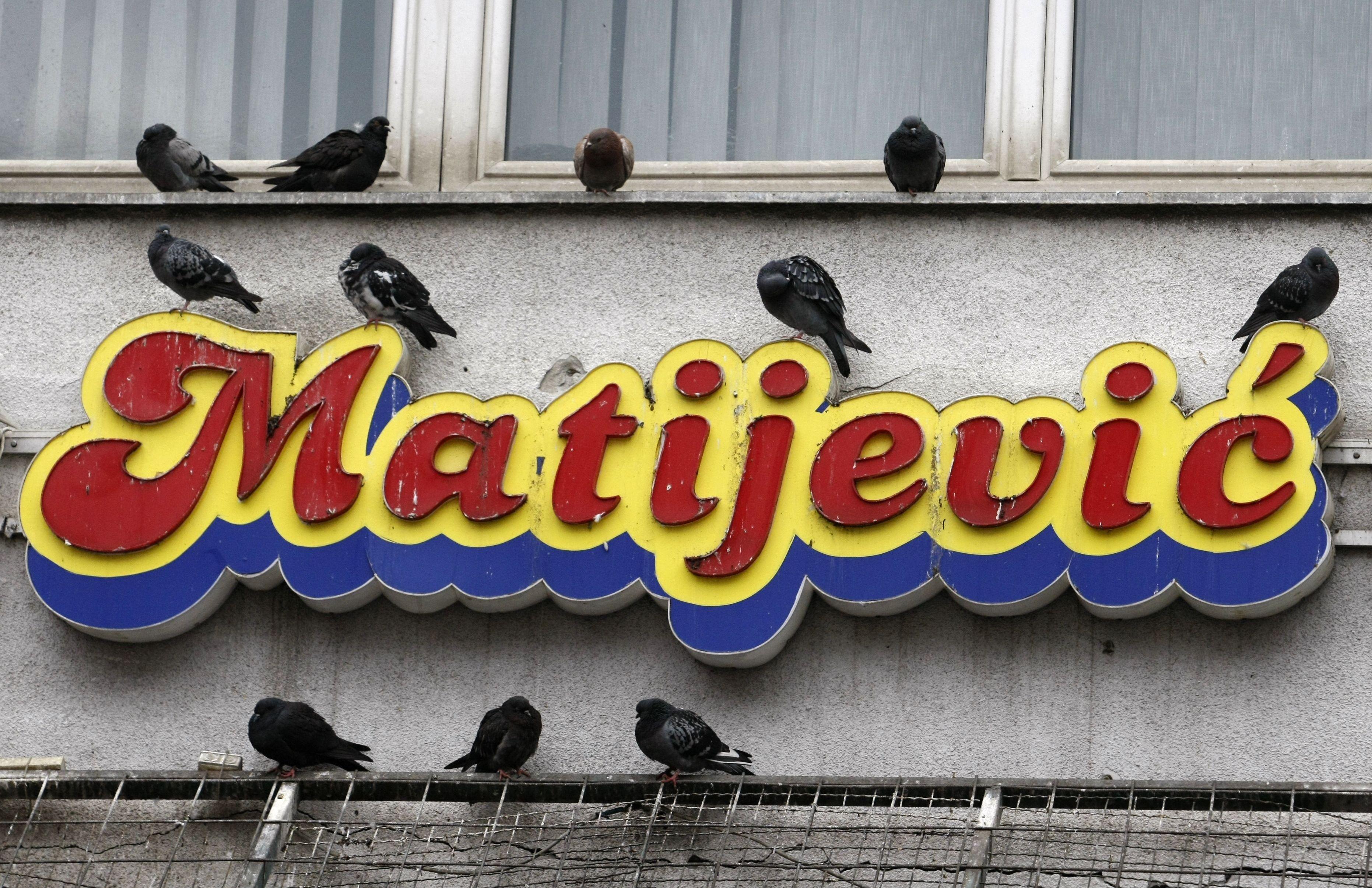 Beograd, 26.2.2022. - Golubovi se baskare  na firmi mesare Matijevic u Beogradu. (BETAPHOTO/EMIL VAS/EV)