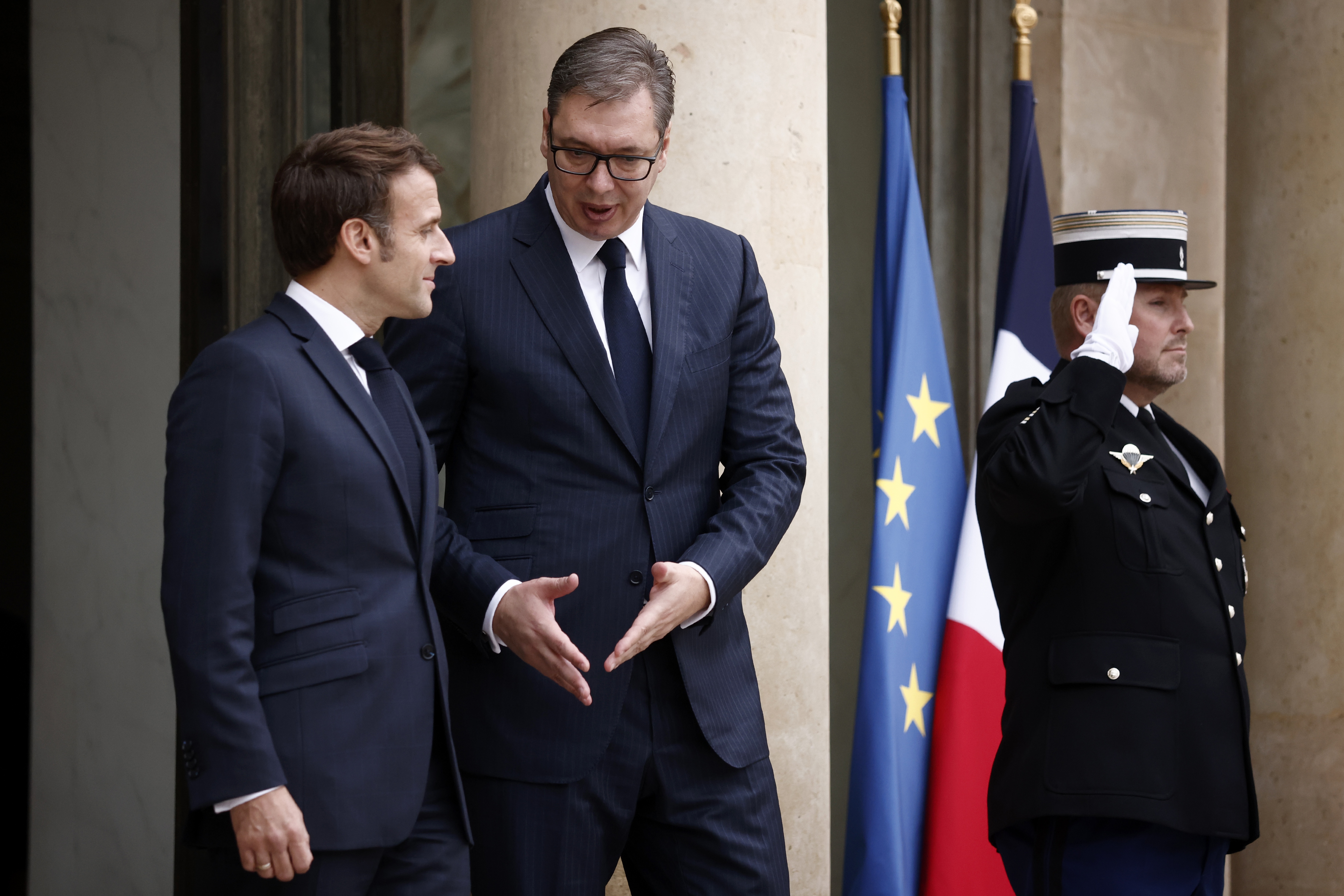 epa10298299 French President Emmanuel Macron (L) speaks with Serbian President Aleksandar Vucic (C) after their meeting at the Elysee Palace ahead of the Paris Peace Forum in Paris, France, 10 November 2022.  EPA-EFE/YOAN VALAT