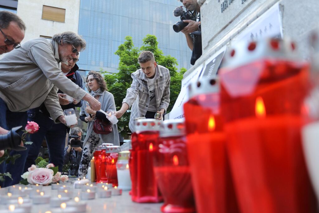 04.05.2023., Zagreb - U centru Zagreba na Cvjetnom trgu gradjani su poceli paliti svijece za zrtve stradale u pokolju u Osnovnoj Skoli Vladislava Ribnikara u Beogradu. Photo: Emica Elvedji/PIXSELL