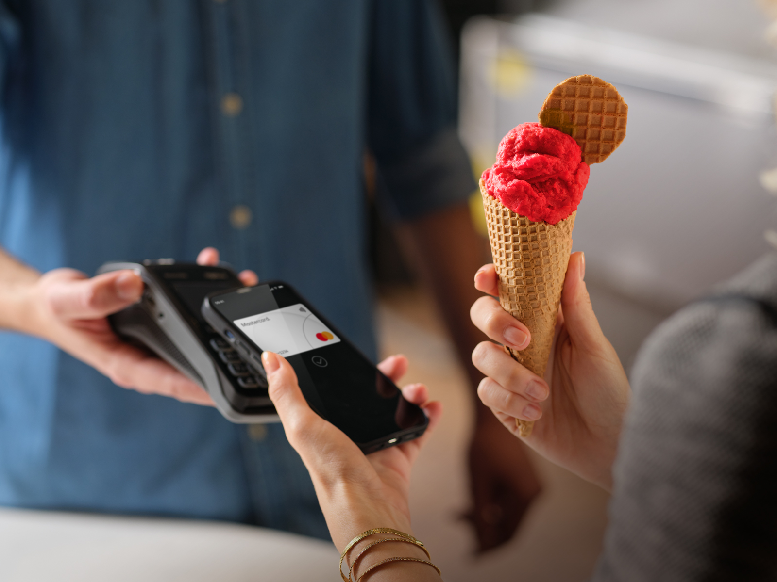 Mastercard Pay&Get Mobile kampanja, Masterkard, plaćanje preko aplikacije, aplikacaija, plaćanje mobilnim telefonm, mobilini telefon, PR Foto: Promo