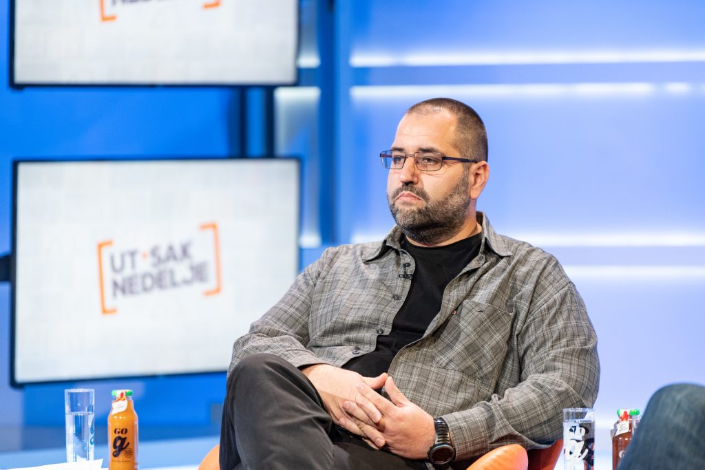 Utisak nedelje, 22.11.2020. gosti: reditelj Gorčin Stojanović, politički analitičar i urednik "Nove sprske političke misli" Đorđe Vukadinović i predstavnik kraljevačkog Lokalnog fronta Predrag Voštinić.