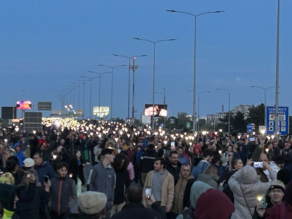 Beograd svetli, uključeni mobilni telefoni, protest