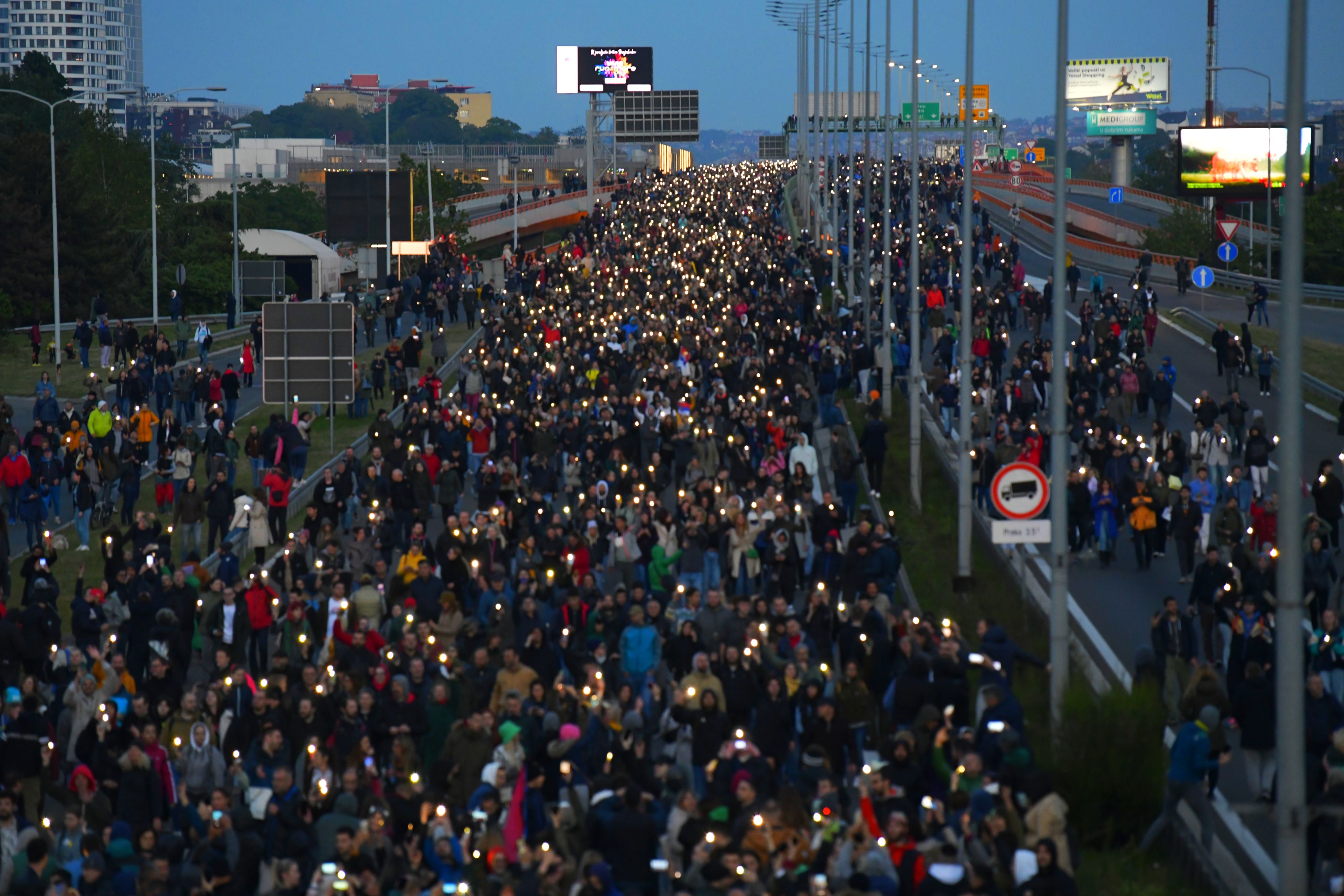 Beograd, 12.05.2023. Protest Srbija protiv nasilja, Gazela Foto: Goran Srdanov/Nova.rs Beograd svetli, uključeni mobilni telefoni, protest