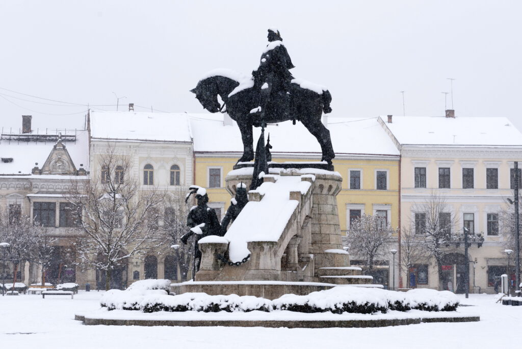 epa08316059 The snow-covered statue of Hungarian King Matthias (1443-1490), made by Hungarian sculptor Janos Fadrusz and installed in 1902, in Cluj-Napoca, or Kolozsvar in Hungarian, in western Romania, 23 March 2020.  EPA-EFE/Gabor Kiss HUNGARY OUT
