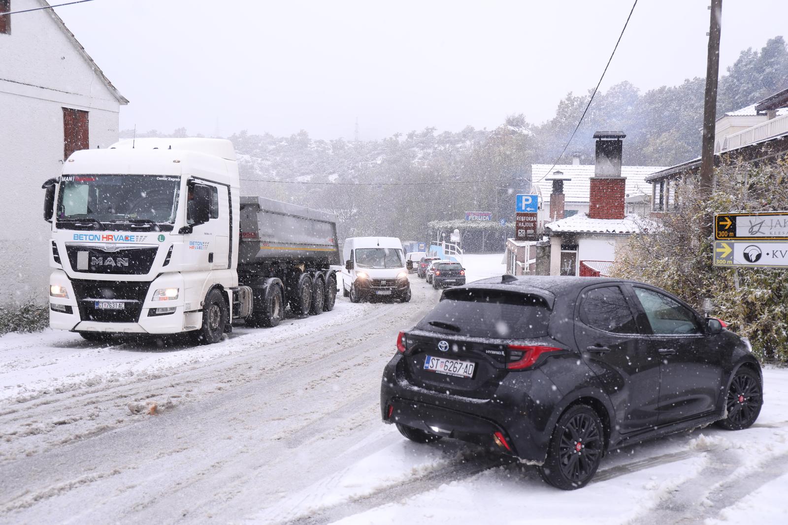27.11.2023., Klis - Na podrucju Dalmatinske zagore od jutros pada snijeg. Photo: Ivo Cagalj/PIXSELL