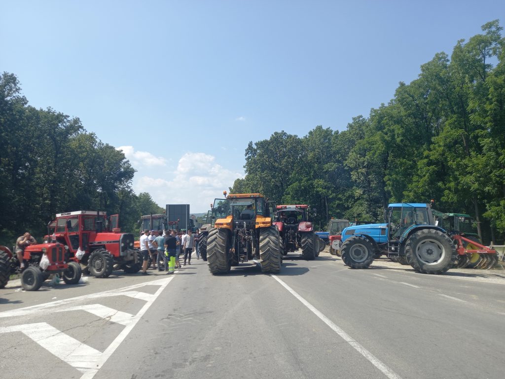 Lapovo 15.08.2022. Protest poljoprivrednika, blokada puta, poljoprivrednici, zaustavljen saobraćaj Foto: Nova.rs